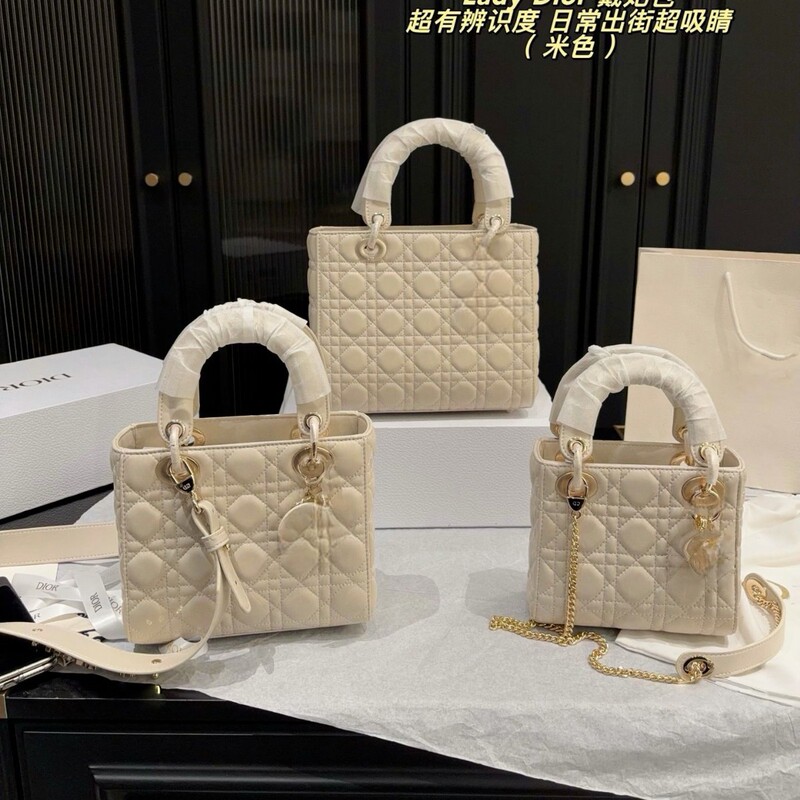 DiJia's classic sheepskin three-compartment Lady Dior bag with chain shoulder strap, quilted leather, gold hardware, and detachable leather handle DiJia's classic sheepskin three-compartment Lady Dior bag with chain shoulder strap, quilted leather, gold hardware, and detachable leather handle