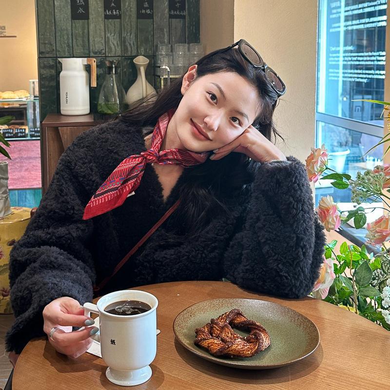 빈티지 레드 프린트 스카프 우아한 라이트 럭셔리 하이 엔드 패션 스카프 작은 스퀘어 스카프 라이트 성숙한 스타일 올 매치 액세서리 여성