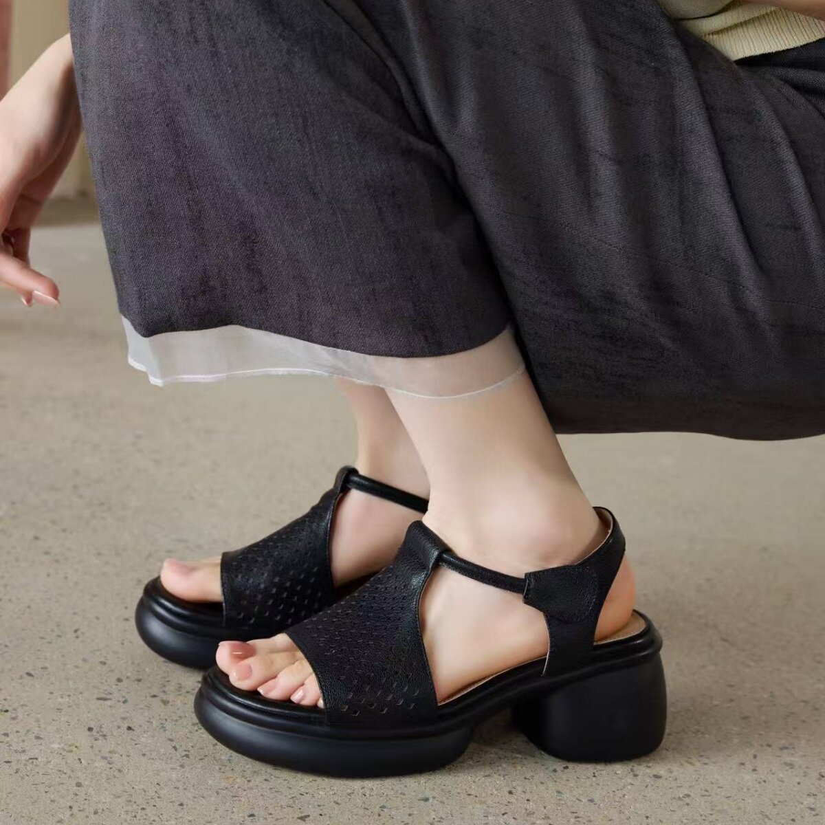 Sandal nữ da thật mũi hở gót vuông đế dày tăng chiều cao — màu đen