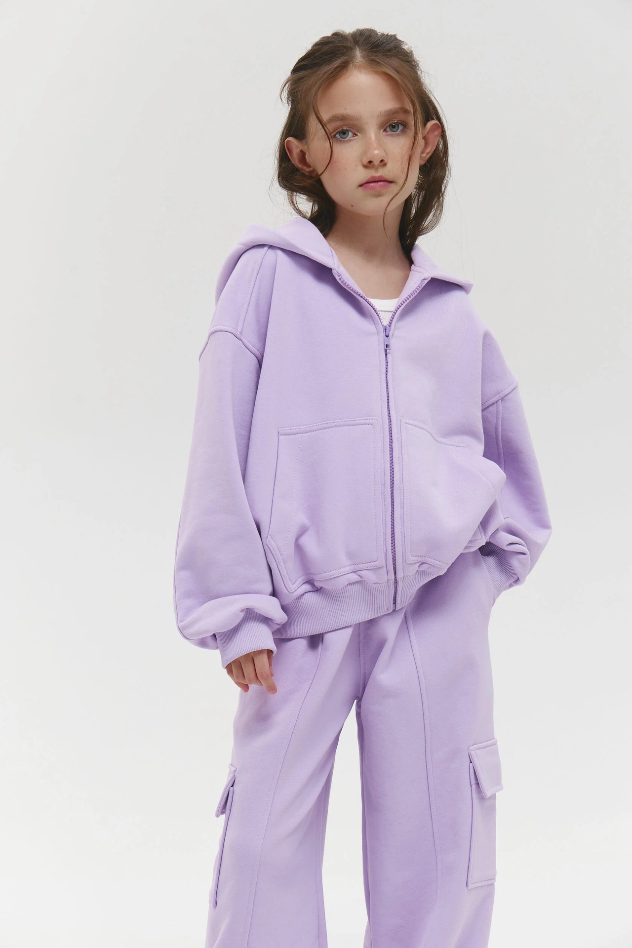 Barnjacka med huva och dragkedja i enfärgad casual stil_voghion.com