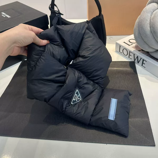 Autumn and winter new Joker warm scarf cross-border men's and women's leisure winter warm triangle velvet scarf wholesale