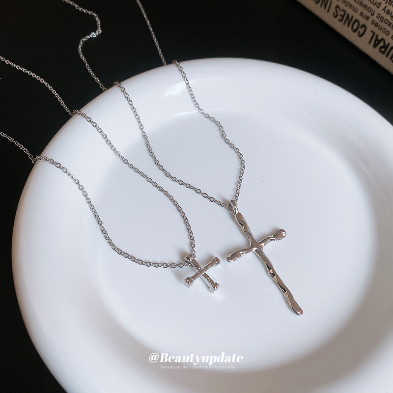 Collar cruzado de cruz de metal europeo y americano, cadena de suéter simple de nicho, joyería de moda de alta gama femenina