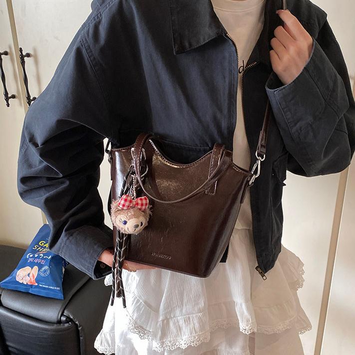 Bolsa de mano retro de color universal para mujeres 2025 nuevo nicho de diseño de tendencia bolso de hombro de alta calidad bolso de cubo