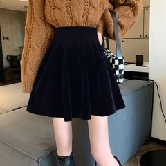 黒いベロアのスカートの大きいサイズはやせています。