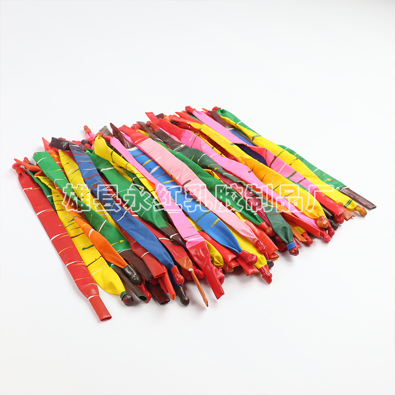 Los globos de cohetes largos volarán en el cielo, llamando juguetes de niños, globos de látex gruesos, globos de tiras largas que sonarán en la cabina.