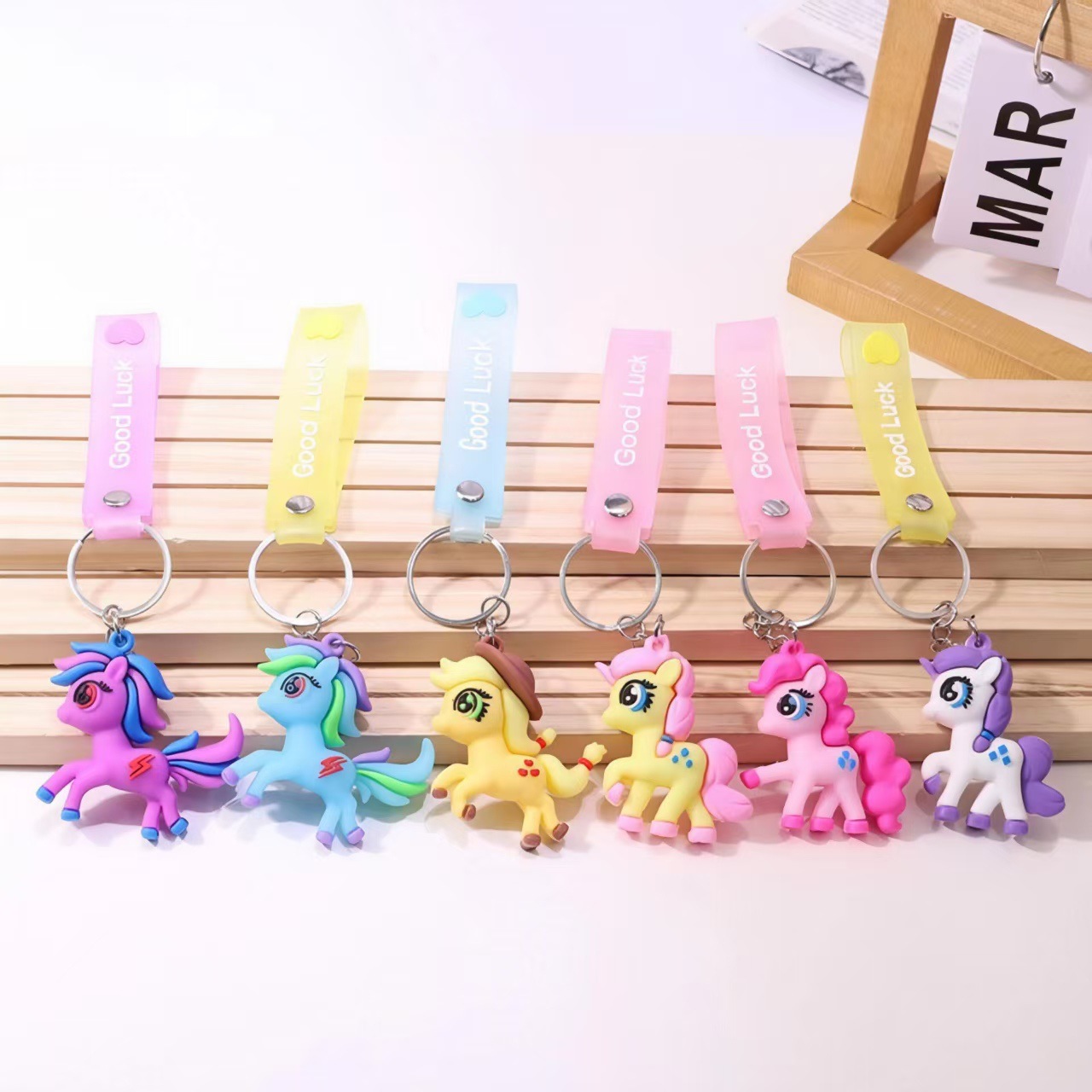 Caricatura lindo pony Polly llavero unicornio colgante PVC pegamento blando pony muñeca accesorios bolsa en stock image 3