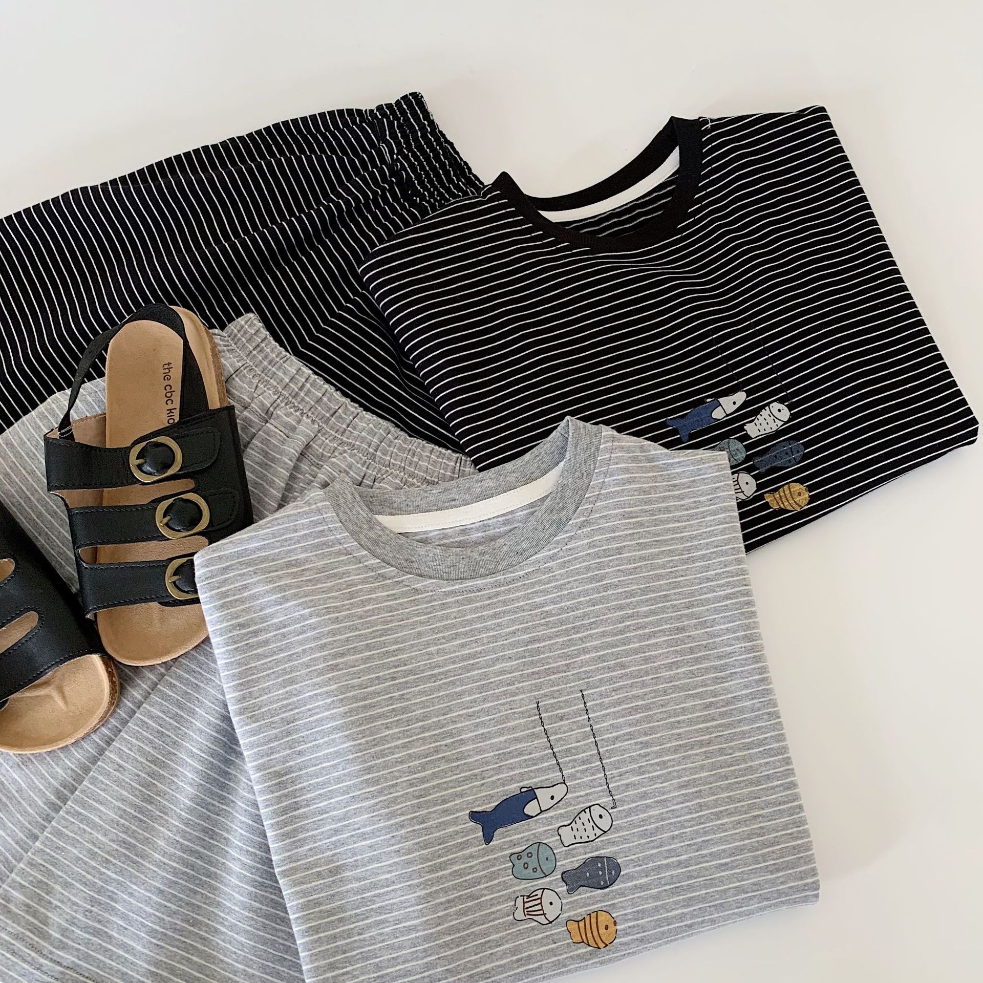 Traje para niños Maibao 2025 verano nuevo estilo coreano hombres y mujeres bebé a rayas sin mangas traje de dos piezas para niños