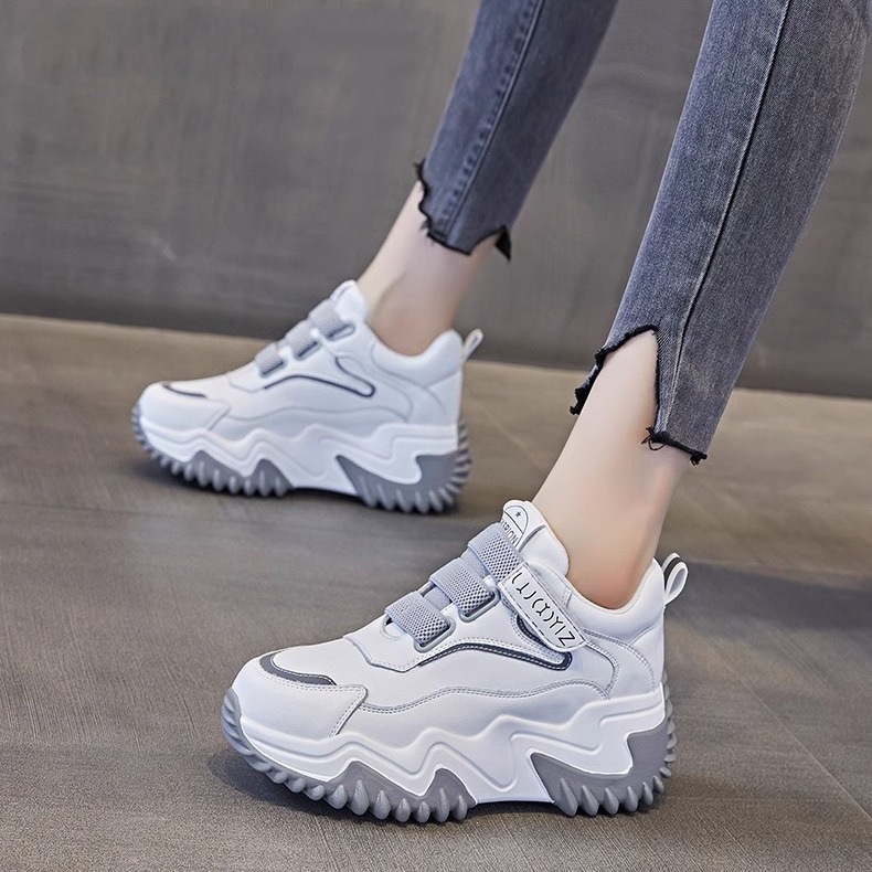 Zapatos blancos para mujeres 2026 primavera nuevos zapatos muffins de malla transpirables velcro zapatos deportivos de suela gruesa transpirables verano image 4