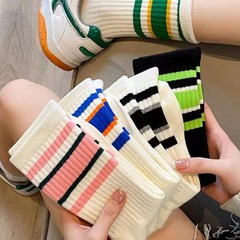 白いファッションの春と秋の靴下の女性の中筒の靴下の日本の潮のストッキングの山の靴下のストライプの色を合わせます。