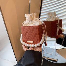 简约休闲单肩斜挎包简约水桶包女2024新款清新时尚休闲简约手提包