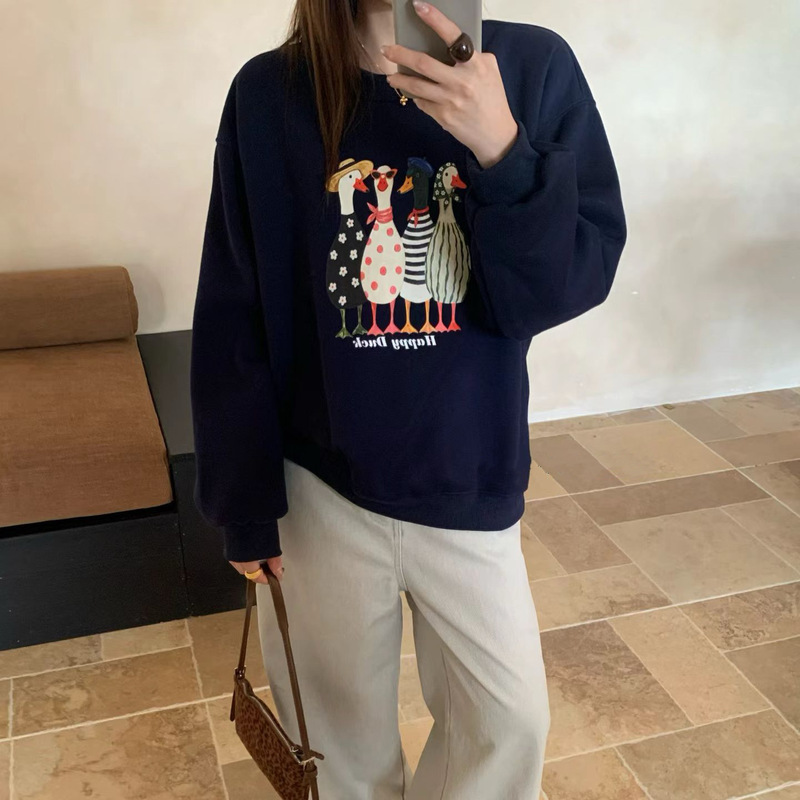 Korean-style cartoon duck print round-neck sweatshirt for women, loose and versatile pullover long-sleeve top, new autumn and winter coat Korean-style cartoon duck print round-neck sweatshirt for women, loose and versatile pullover long-sleeve top, new autumn and winter coat