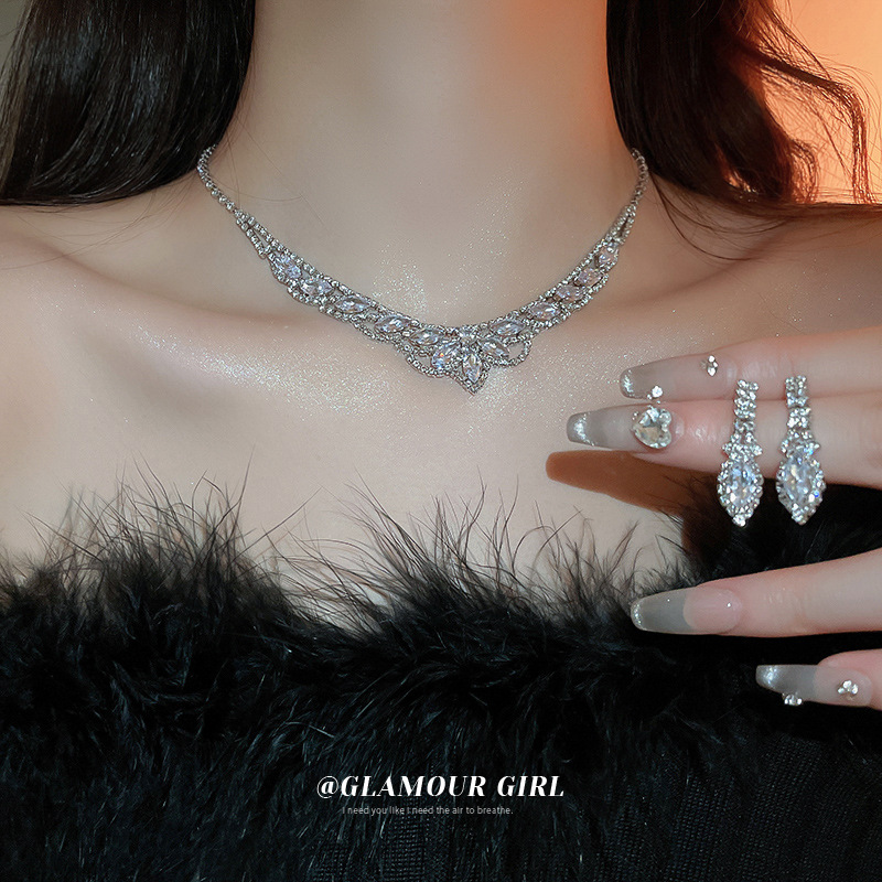 Gota de agua incrustada en forma de U borla collar pendientes de dos piezas de moda de lujo de la industria pesada collar europeo y americano de alto grado