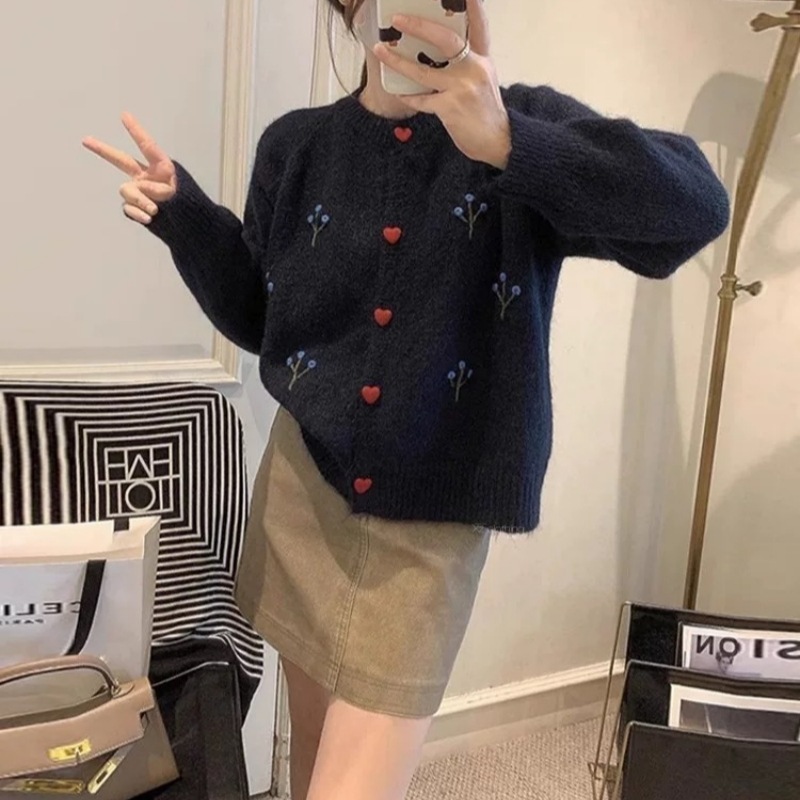 慵懒复古小花刺绣爱心扣毛衣开衫女宽松秋冬温柔软糯针织上衣外套|undefined