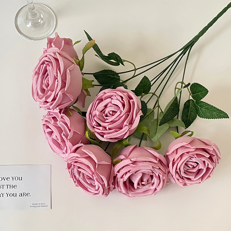 ヨーロッパ風の真似をして、7頭の皇妃のバラの造花の客間の生け花の結婚祝いの装飾の手を持って花卉の撮影の道具を持ちます。|undefined