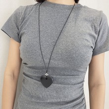 木质黑色爱心吊坠项链女款新款长款毛衣链轻奢高级感颈链秋冬配饰