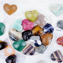 天然水晶原石金丝玉绿东蔷薇石晶体打磨爱心宝石手把件工艺品摆件