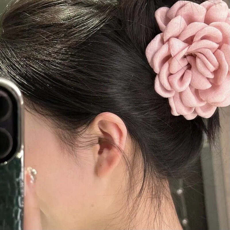 レトロな雰囲気感のバラの花の高級な後頭部の髪を挟んでフランスの気質のサメの髪を挟んで髪を挟んで女性を飾ります。|undefined