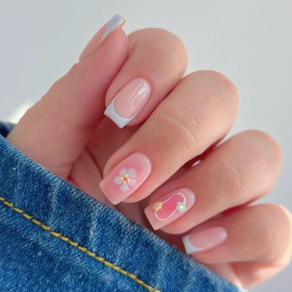 Puntas de uñas con diseño de flor de cinco pétalos con temática de gratitud, pegatinas de uñas estilo francés en azul, juego de 24 piezas de nuevas puntas de uñas reutilizables. image 1