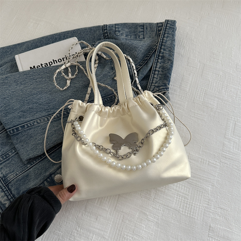 Mochila de mariposa plateada para mujeres 2024 nueva moda coreana cadena de perlas mochila de mano versátil