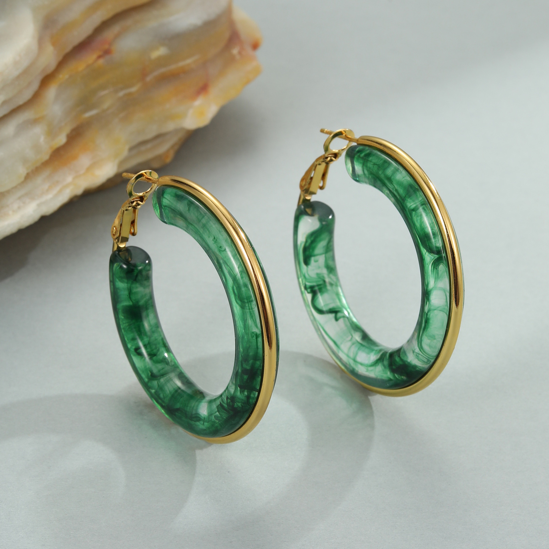 European and American best-selling titanium steel resin large hoop earrings with exaggerated gradient colors, vintage ins style, high-end feel, Latin America