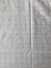 现货 新款棉布大机绣花女装衬衫连衣裙刺绣面料 棉布打孔绣花面料