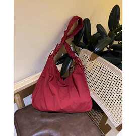 韩系红色褶皱帆布包包女2025新款大容量抽绳单肩托特包通勤斜挎包