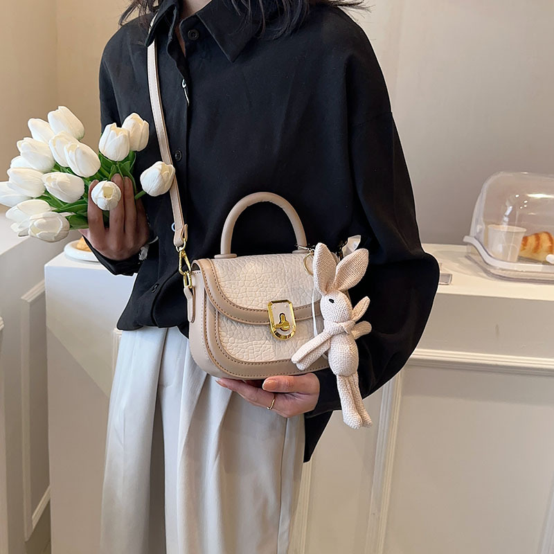 Sensación de alta gama patrón de piedra moda moda portátil pequeño bolso cuadrado femenino 2025 nuevo bolso de mensajero de hombro casual simple y versátil