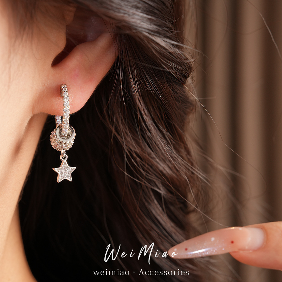 Zircon estrellas redondas huecos perfiles de aretes de estilo de estilo personales de nicho ligero lujo alta sensación auriculares al por mayor