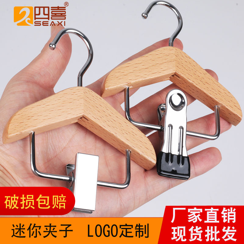 Venta al por mayor para mascotas percha de madera gato perro percha haya mini ropa clip hogar pequeño percha soporte de exhibición