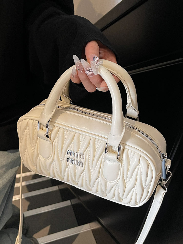 Bolso de mujer de alto nivel retro bolso de mujer nuevo otoño invierno popular versátil bolso de mochila bordado bolso de bolos de mano