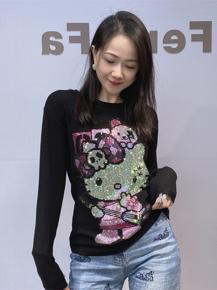 body-friendly autumn T-shirt with a round collar