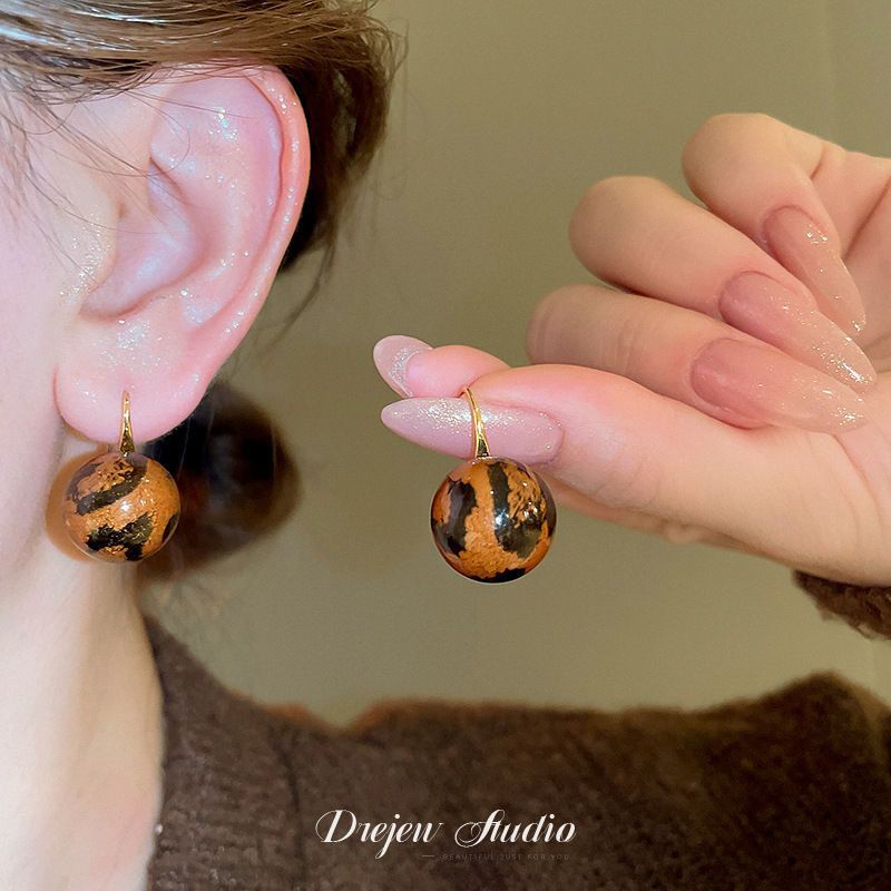 Pendientes de círculo geométrico con estampado de leopardo con aguja de plata Pendientes de personalidad de moda de todo fósforo retro europeo y americano Pendientes de todo fósforo de nicho al por mayor
