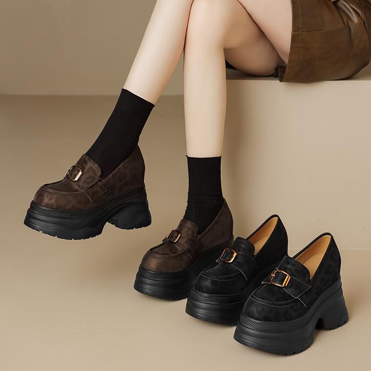 Giày loafer nữ đế xuồng họa tiết báo khóa kim loại tăng chiều cao — đen, nâu đen