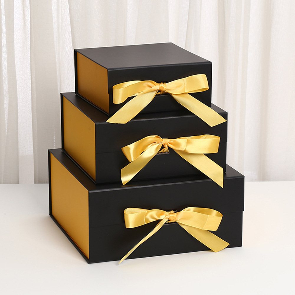 Caja plegable de cinta negra exterior y amarilla interior; 17,5*17,5*7,5 cm