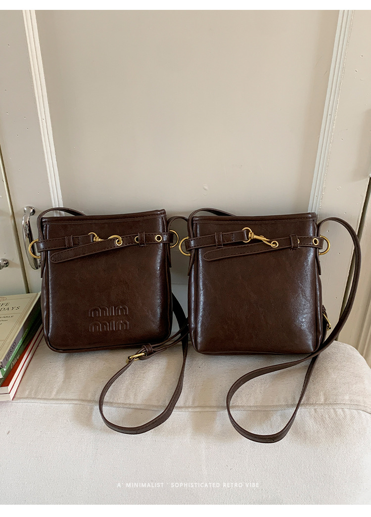 Texturas transfronterizas retro bolso cuadrado para mujeres otoño y invierno 2025 nuevo estilo simple temperamento mochila de hombro para viajes versátil mochila