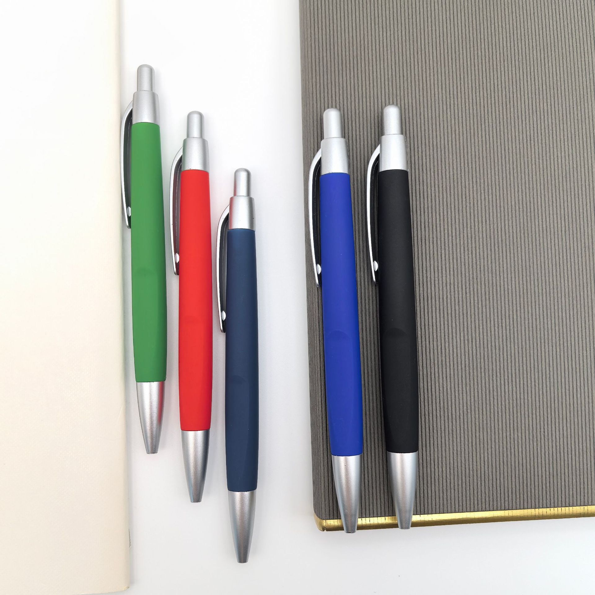 Bolígrafo de regalo de publicidad bolígrafo de bolas de color logotipo personalizado bolígrafo de publicidad de prensa bolígrafo de hotel de negocios