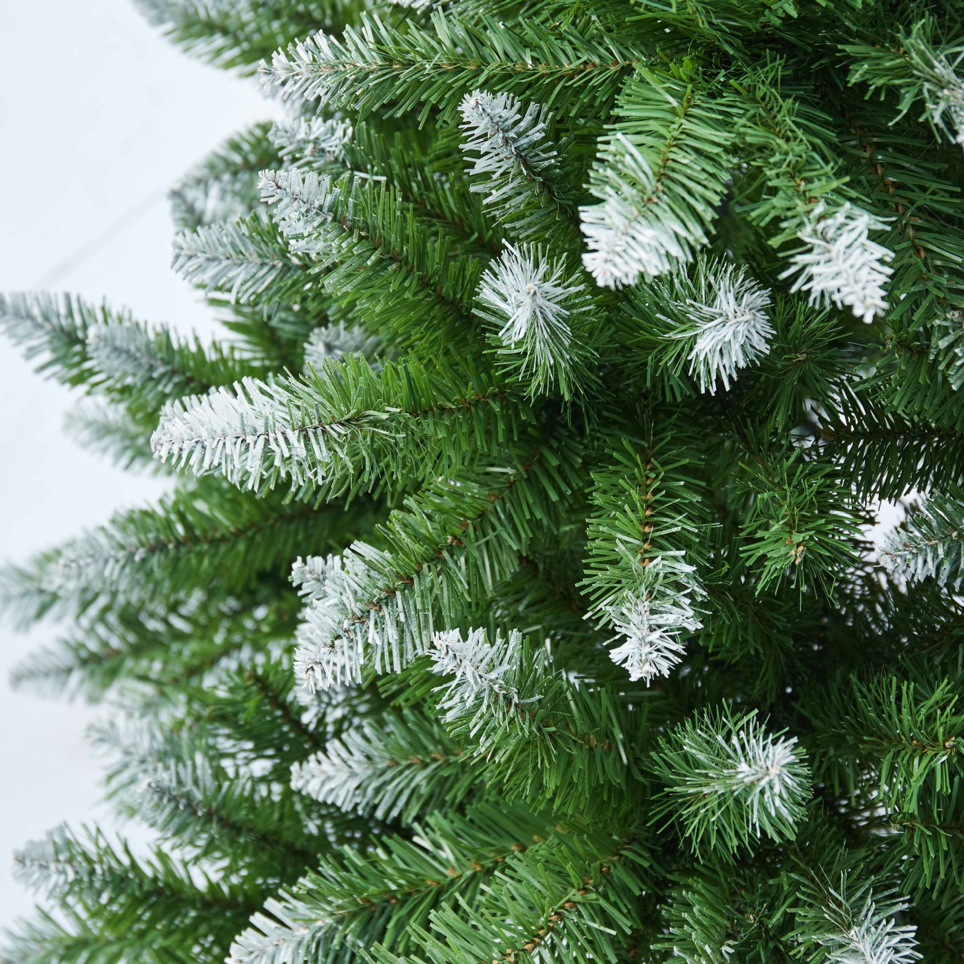 1.5-2.4 Arroz punta pulverización blanco árbol de Navidad fruta roja pinos una variedad de decoración de Navidad personalizada decoración