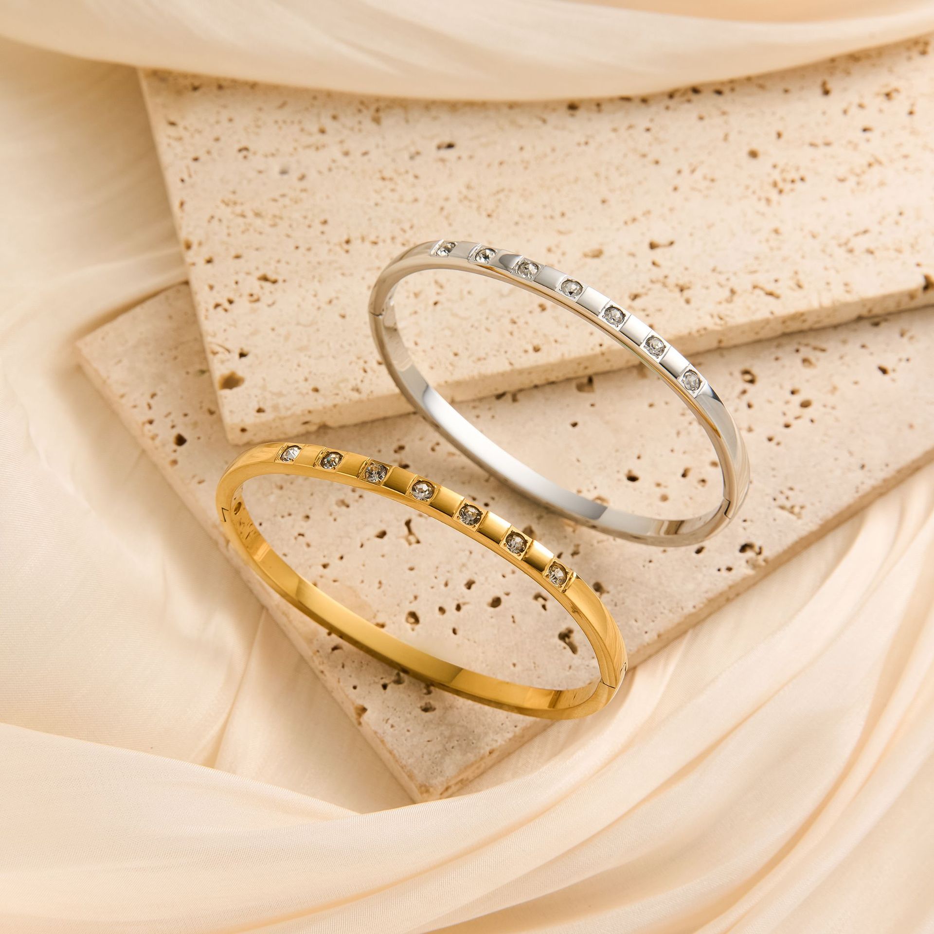 Pulsera de gypsophila transfronteriza europea y americana, pulsera de hebilla de acero de titanio de diamante brillante de oro de 18k, sentido avanzado, nicho al por mayor