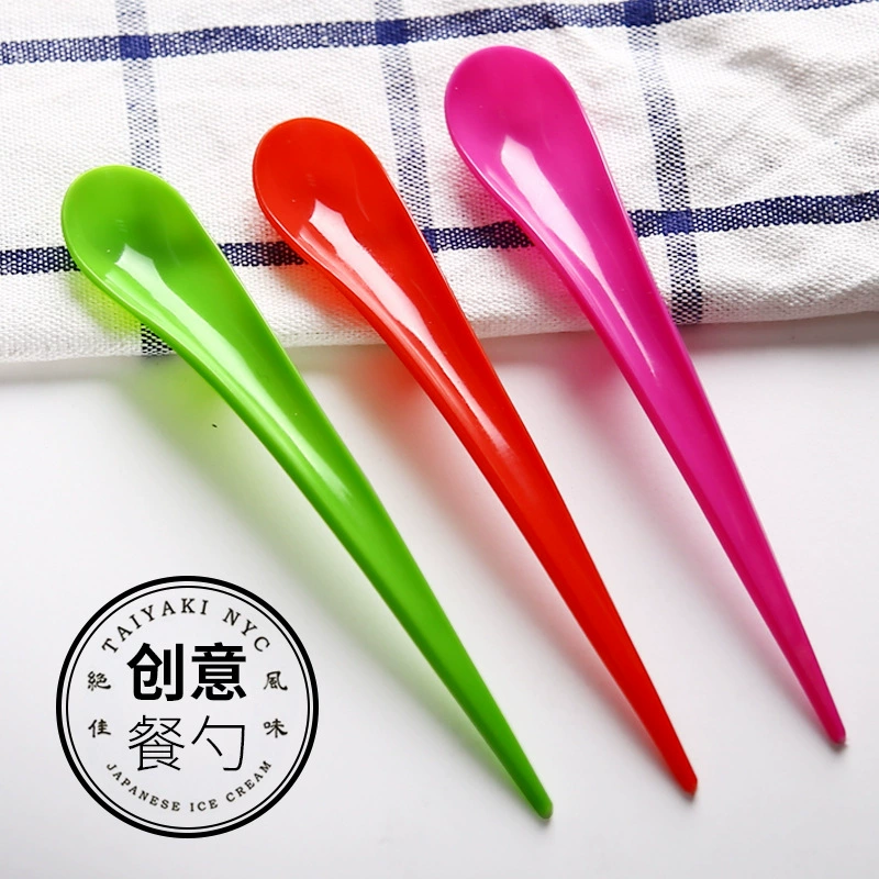 Капли воды Ложка для йогурта Одноразовая пластиковая независимая дугообразная зеленая красная утолщенная десертная ложка для мороженого с длинной ручкой