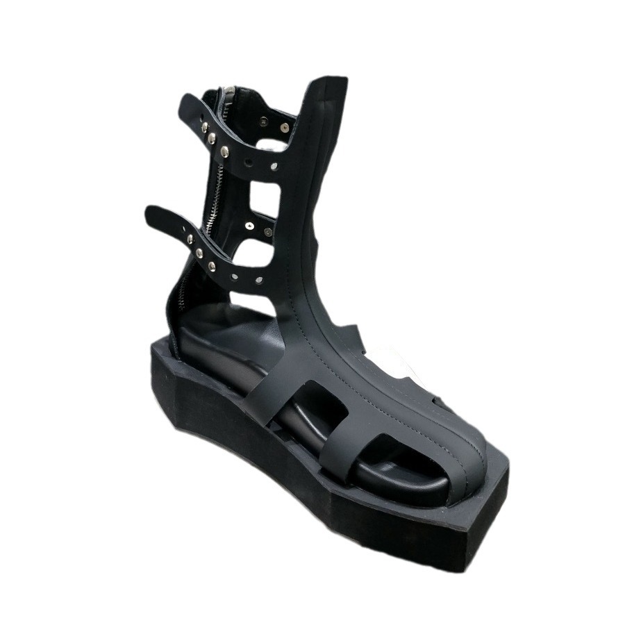 En verano, las nuevas botas de malla de tubo de moda INS son de cuero femenino con suelas huecas y gruesas, botas frías con dedos abiertos y suelas planas, sandalias romanas baotou.