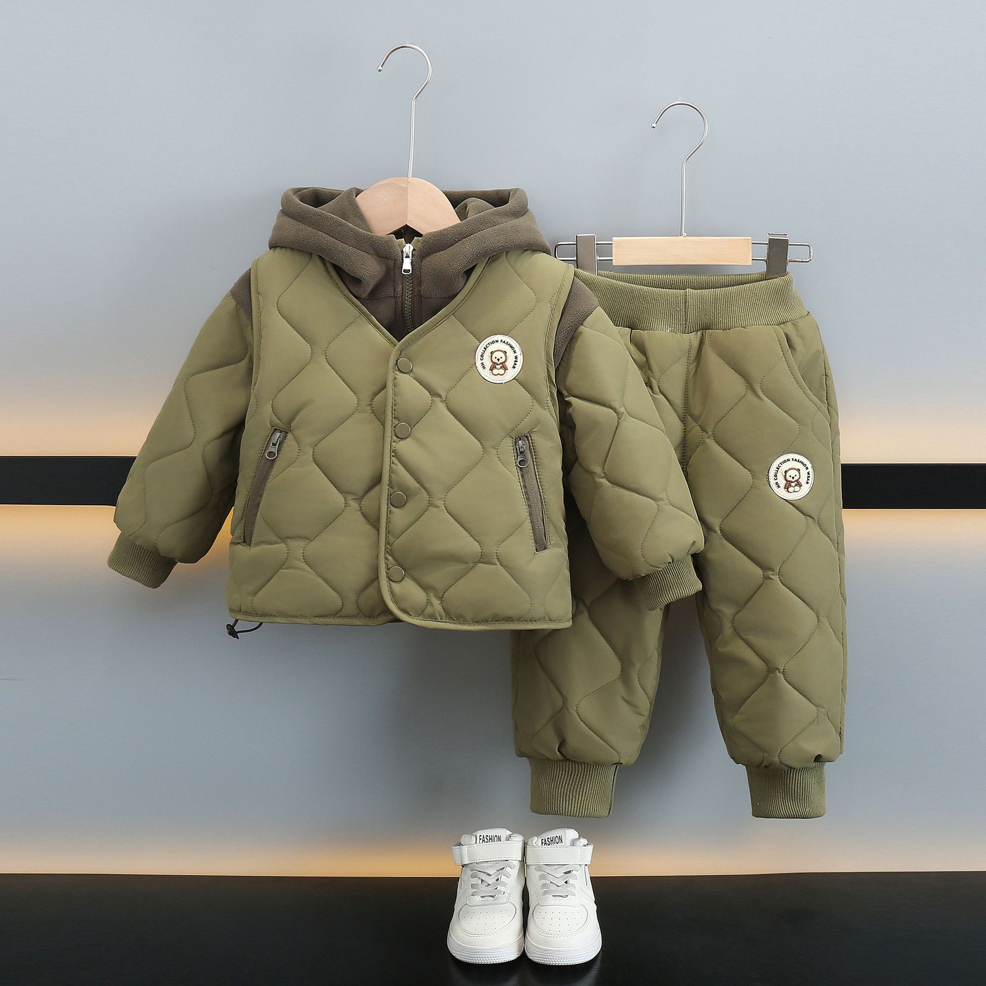 6753 Traje de chaleco para niños Ropa de otoño e invierno 2025 Nuevos niños más terciopelo engrosamiento Chaqueta de algodón de invierno coreana de tres piezas