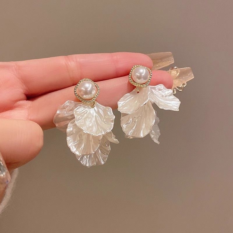 Sophisticated retro small design universal earrings pearl