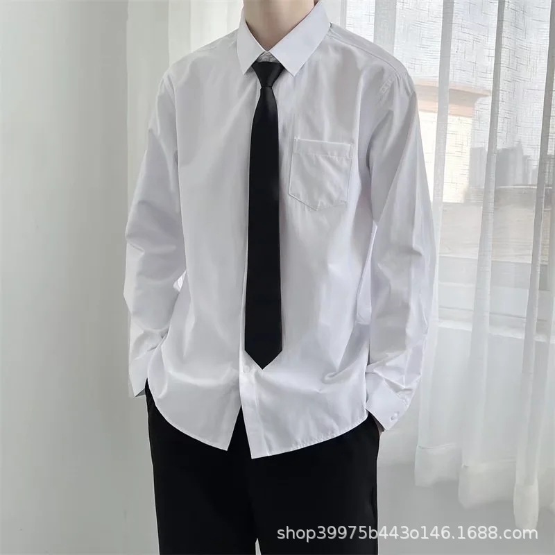 남성용 흰색 긴팔 셔츠 + 검정색 넥타이 + 검정색 바지