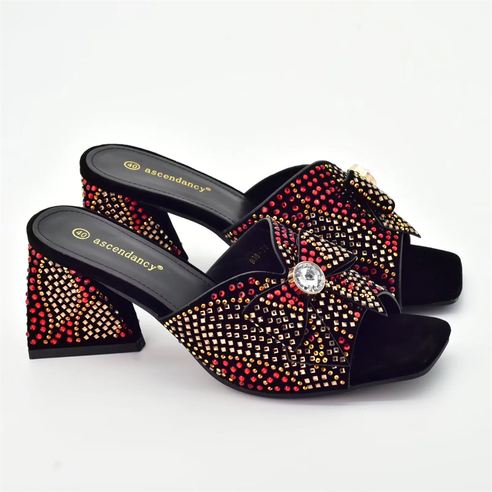 Vintage strasszokkal díszített női magassarkú cipő hozzáillő clutch stílusú vacsorához való öltönnyel_voghion.com