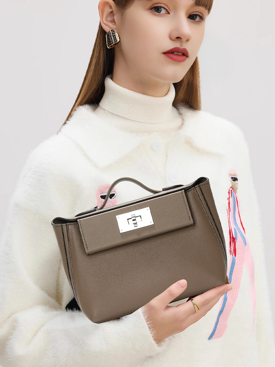 Quality capacious elegant shoulder bag