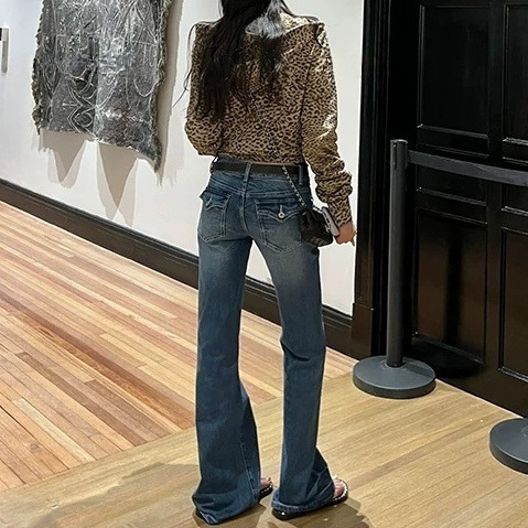 The 2026 fall/winter collection is back to the 2000s, and it's hotter than ever! Retro, distressed, low-rise, washed, slightly flared jeans