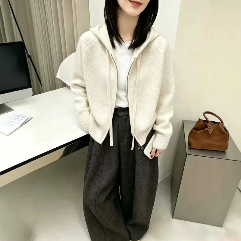 Casual style zip-up hooded sweater jacket for women, autumn and winter 2026 new model, high-end knitted cardigan short top Casual style zip-up hooded sweater jacket for women, autumn and winter 2026 new model, high-end knitted cardigan short top