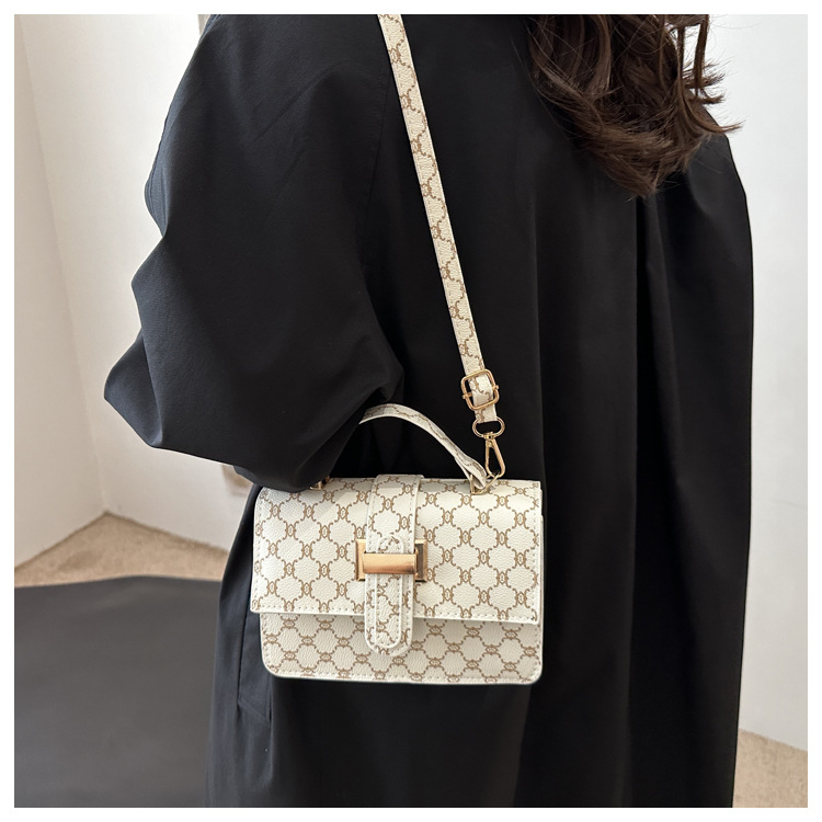 The 2024 new women's bag features a high-end texture, a niche and fashionable style, a retro and versatile small square bag, and a hand-held shoulder crossbody bag undefined