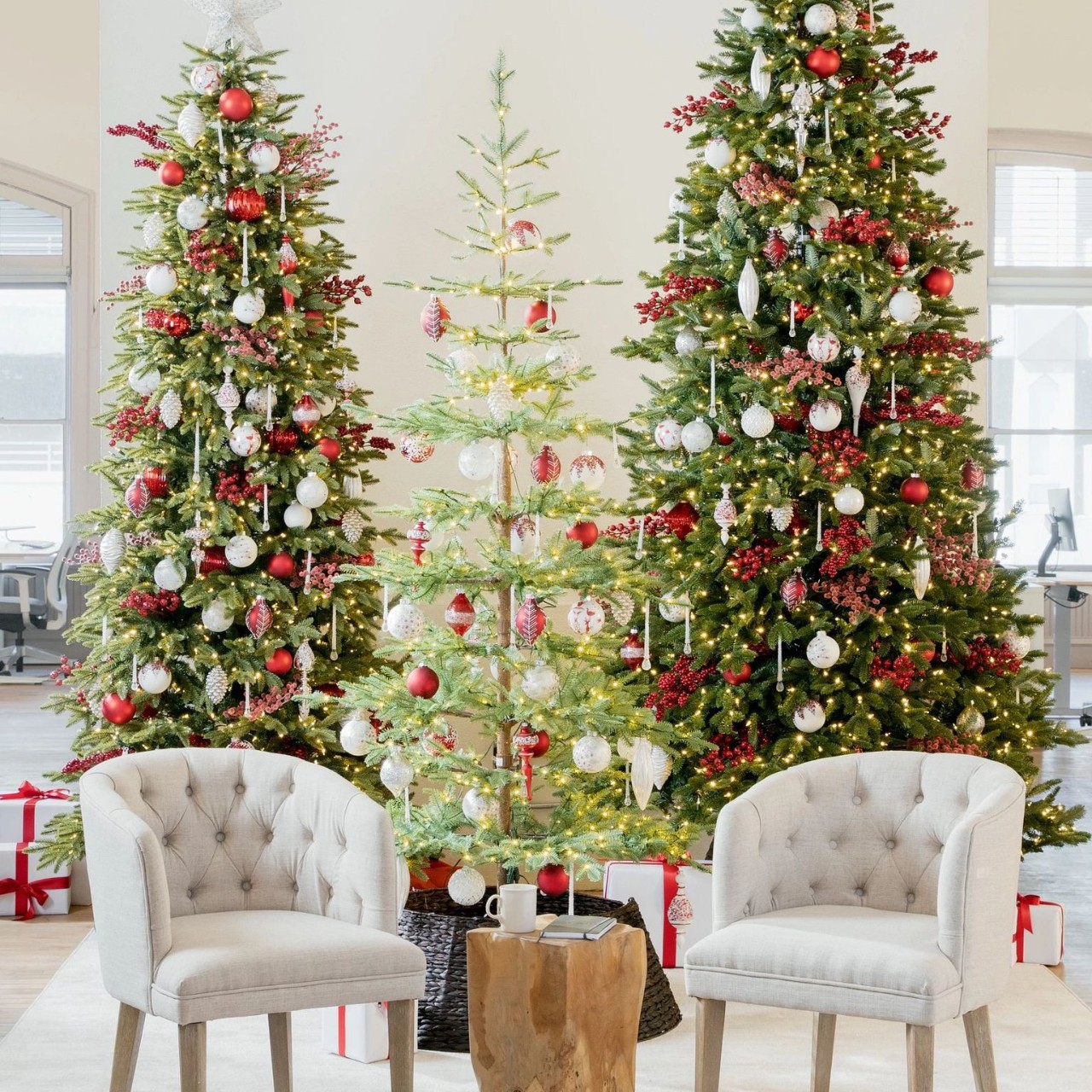 Árbol de Navidad verde de abeto hecho de material PE con luces blancas cálidas para decoración navideña del hogar y hoteles, abeto decorativo de Navidad.