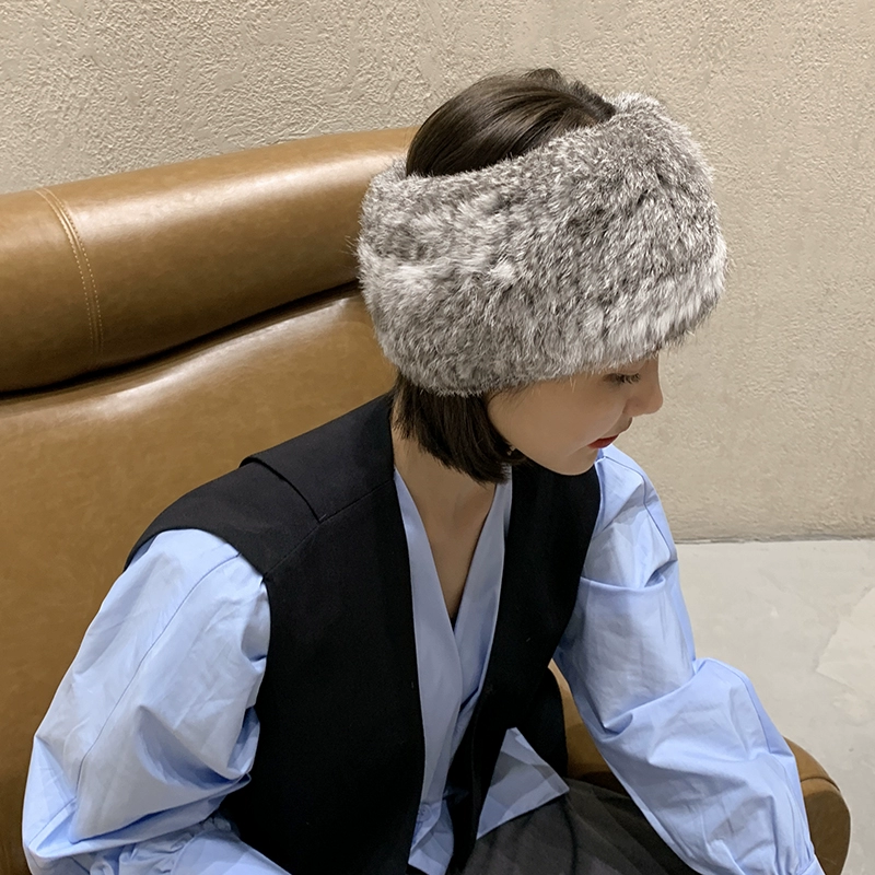 Интернет-красный настоящий кролик с волосами и женским дикими зимой